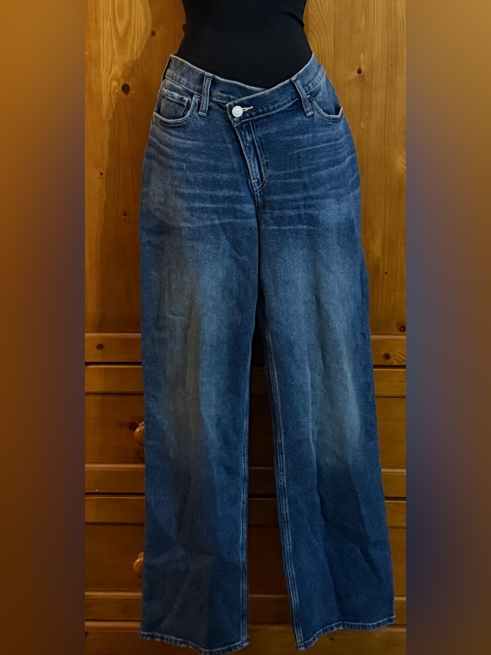 Hollister Ultra High-Rise Straight Leg Jeans in Dark Blue Wash